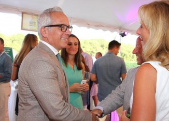 Geoffrey Zakarian meets with guests at Dan's Harvest East End