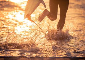 surfer running