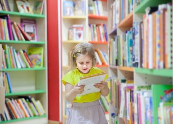 kid in library