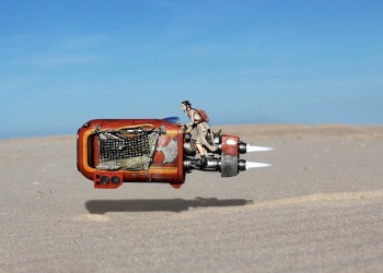 Rey on her speeder in Jakku, art by Oliver Peterson