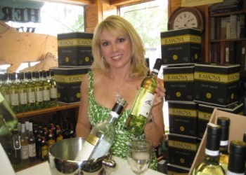 Ramona-Singer-and-her-Pinot-Grigio-434×325