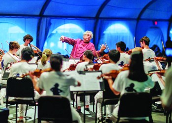 Itzahk Perlman conducting, Photo: Annie Watts