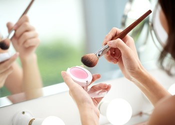 Applying blush, Photo: iStock.com