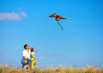 Flying a kite with the kiddo, Photo: iStock.com