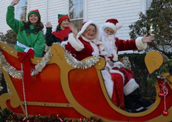 Santa Helpers, Samantha Stumpf and Clio McCarty with Dan Rattiner as Santa Claus and East Hampton Kiwanis Juliette Parker as Mrs Claus