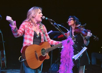 Nancy Atlas performing with violinist Randi Fishenfel, Image: Daniel Gonzalez