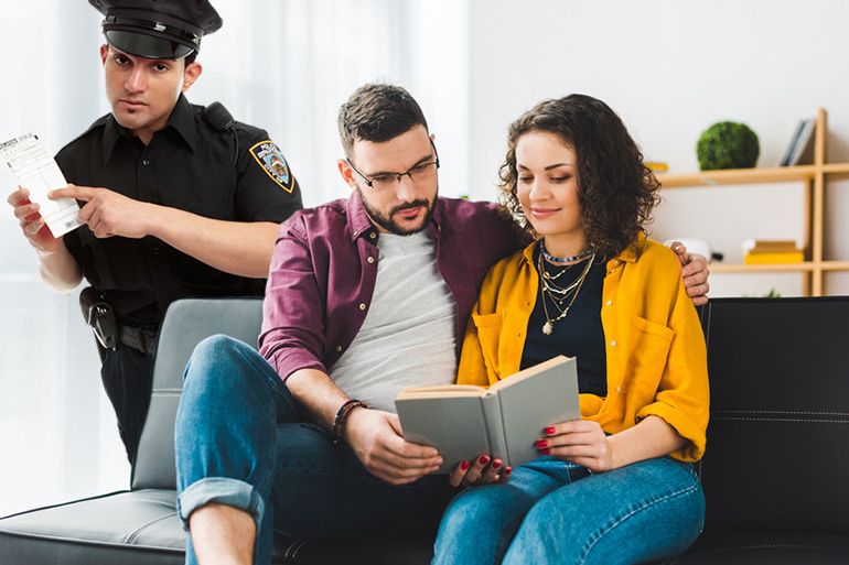 Hamptons Police ticket couple for reading instead of watching the State of the Union