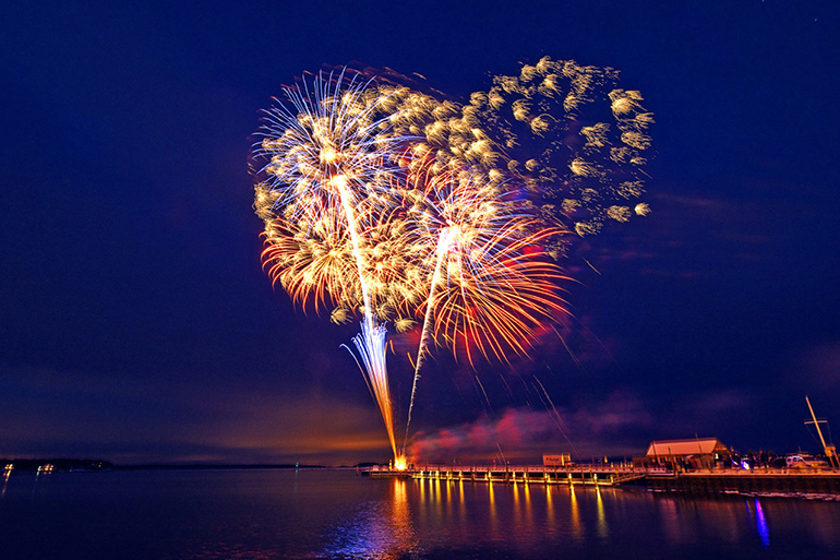 Fireworks by Grucci at HarborFrost, Photo: Daniel Gonzalez