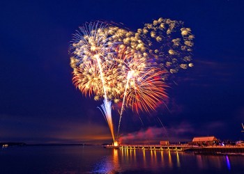 Fireworks by Grucci at HarborFrost, Photo: Daniel Gonzalez