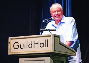 Roger Rosenblatt giving the keynote address at Dan's Literary Festival 2018, Photo Barbara Lassen