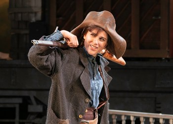 Alexandra Socha as Annie Oakley, Photo: Lenny Stucker