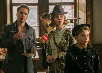 Sam Rockwell, Scarlett Johansson and Roman Griffin Davis in 