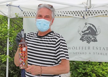 Kevin Campbell showing off Wölffer Estate's Summer in a Bottle Rosé 2019, Photo: Barbara Lassen