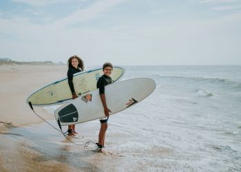 Sophia and Kilian Ruckriegel have organized “Paddle Out in Solidarity” on Napeague Lane beach Tuesday night. Independent/Grace Braaksma