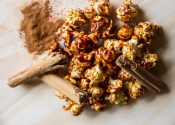 Sweet popcorn topped with cinammon caramel