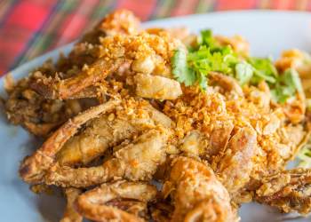 Thai food deep fried soft shell crab with garlic