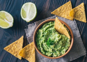 Bowl of guacamole with tortilla chips: top view