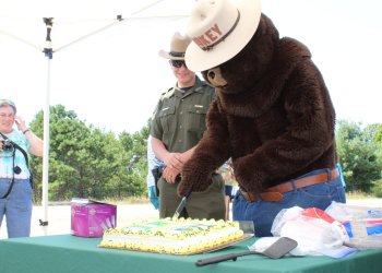 Smokey-cuts-his-cake