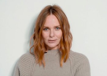 Stella McCartney accepts her honor from BCRF virtually