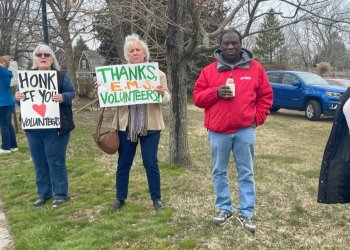 Protesters oppose the East Hampton village ambulance plan (Taylor K. Vecsey)