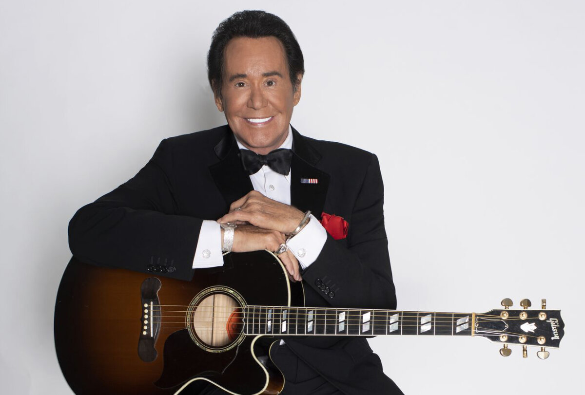 Wayne Newton Gets Up Close & Personal in Westhampton Beach