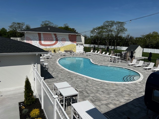 The pool at Bentley Hotel